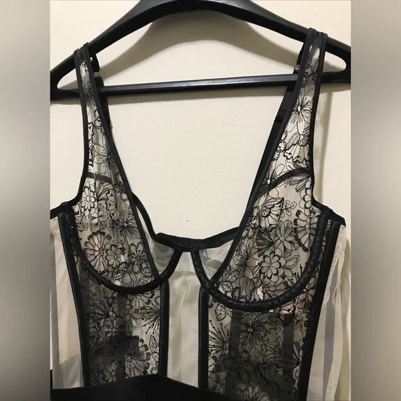 VS Victoria's Secret Lace Merrywidow Garter Corset top M/L - Picture 6 of 10